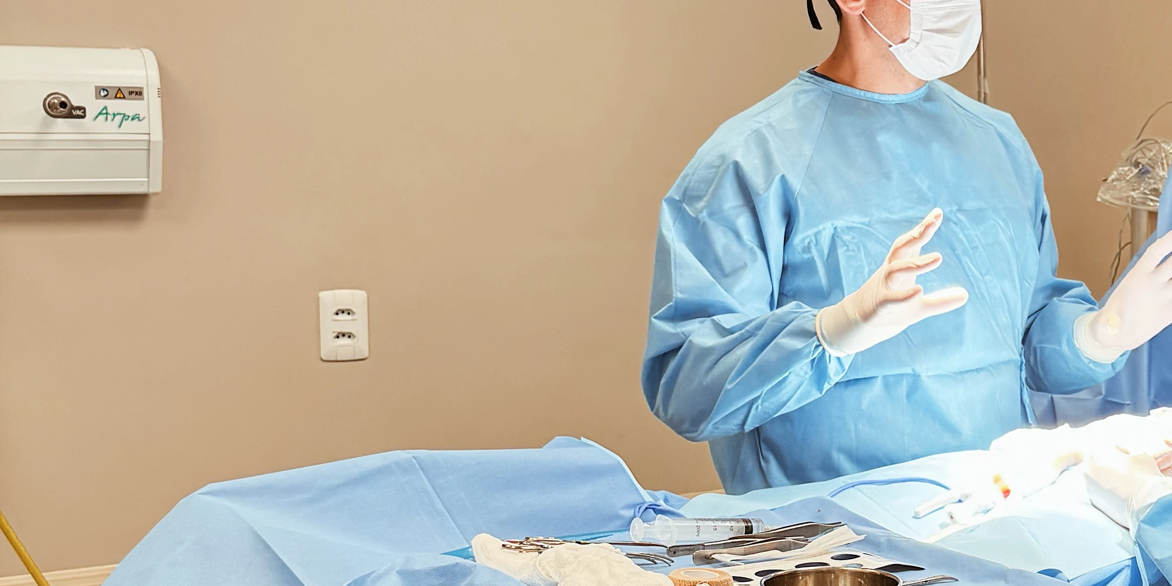 Dr. Mauro Barros e a equipe durante uma cirurgia