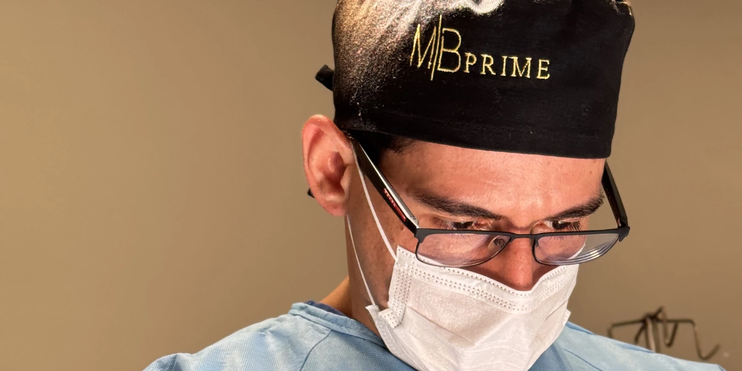 Dr. Mauro Barros durante uma cirurgia, no centro cirúrgico da MB Prime