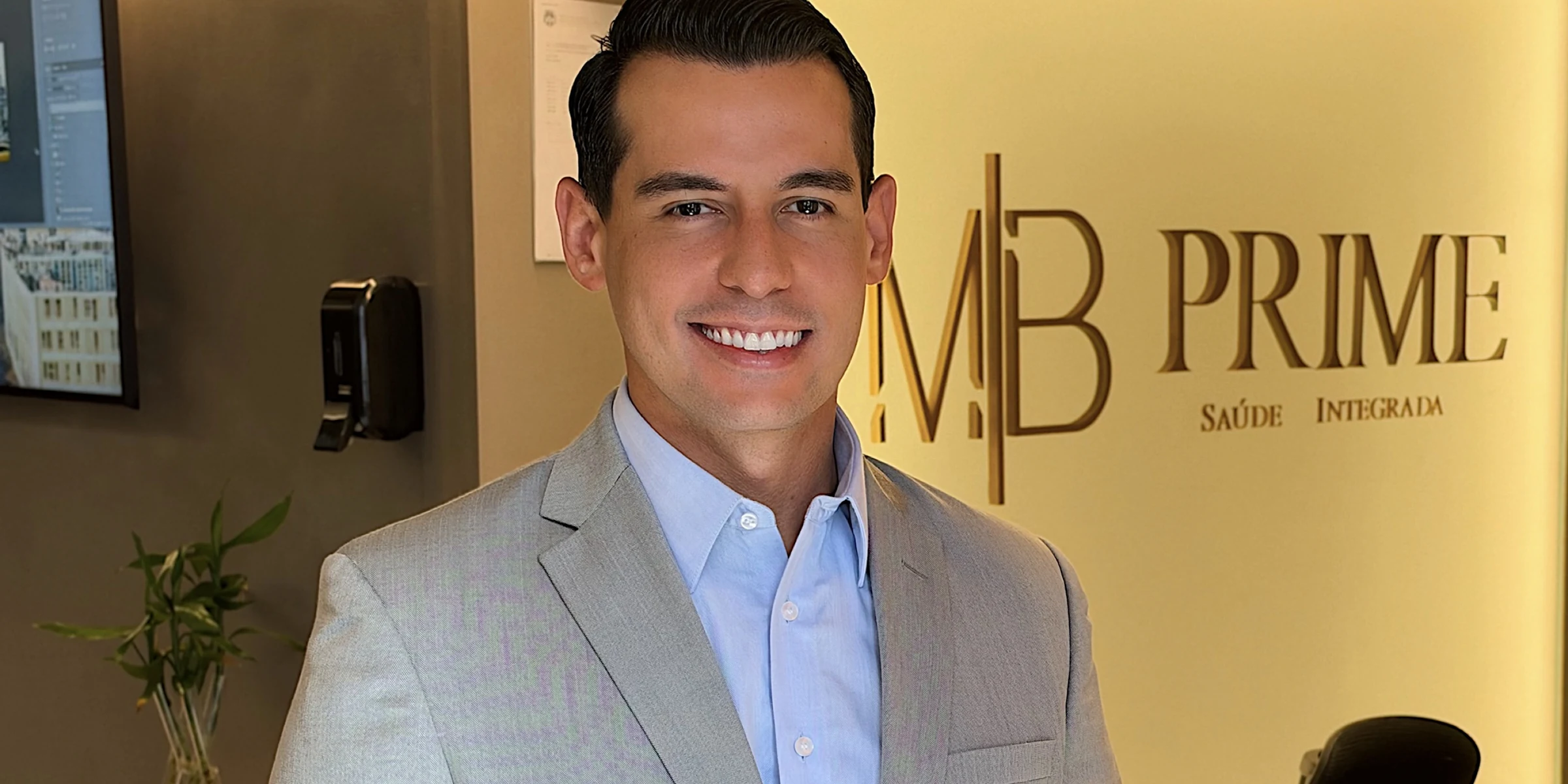 Dr. Mauro Barros na recepção da MB Prime, em Maceió