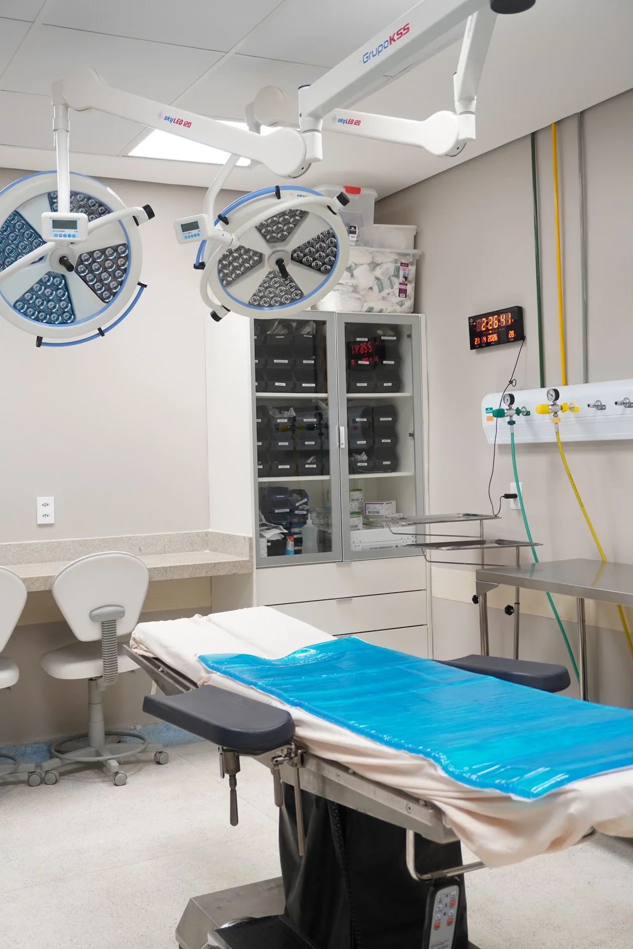 Centro cirúrgico da clínica, preparado para o procedimento