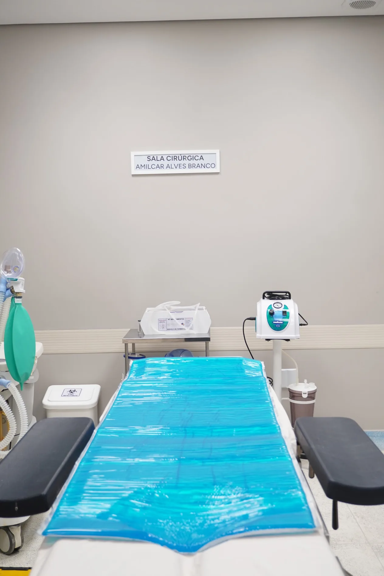 Mesa cirúrgica montada para procedimento ambulatorial